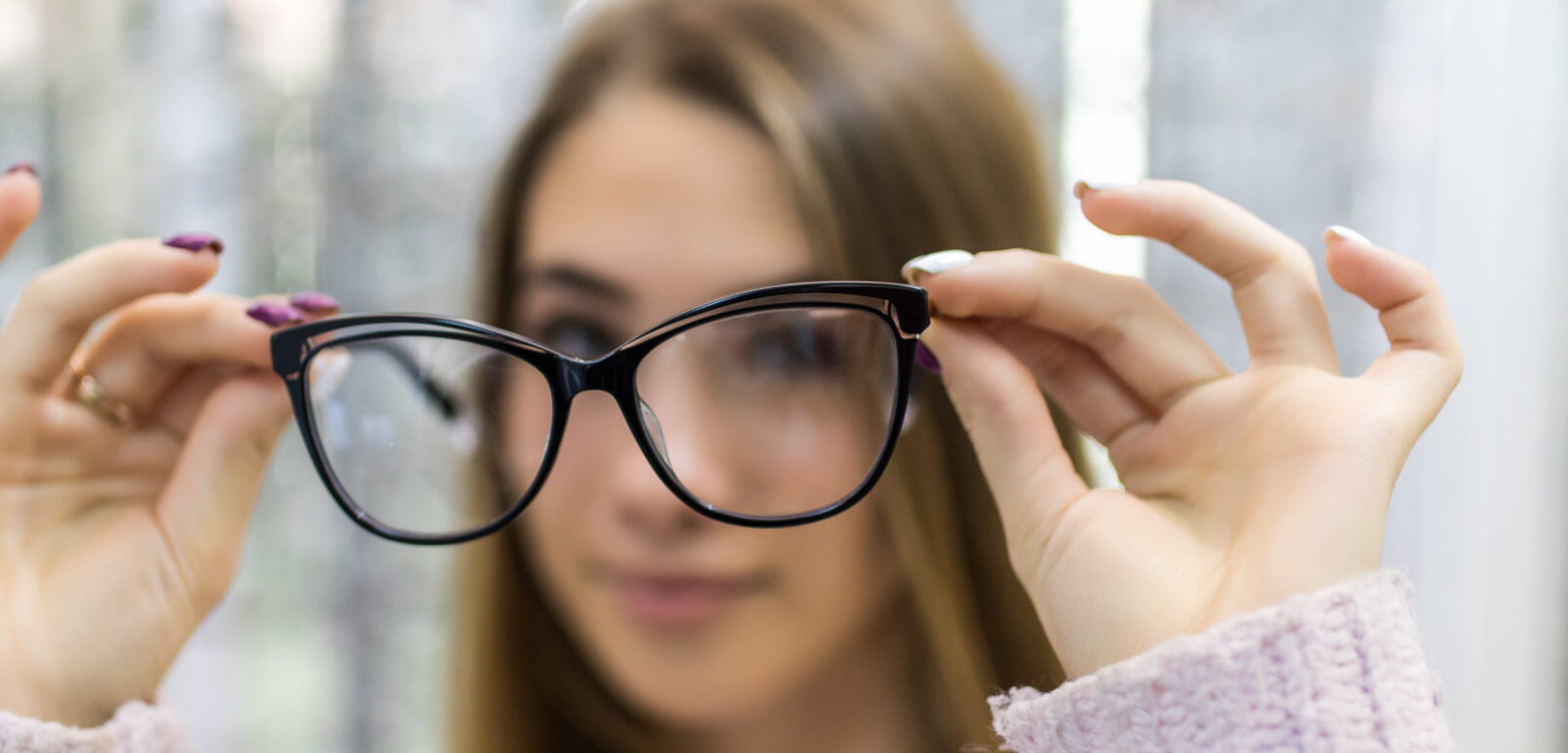 cuidado-jovem-estudante-esta-se-preparando-para-o-estudo-da-faculdade-e-experimenta-novos-oculos-para-seu-visual-perfeito-em-uma-loja-profissional-scaled-e1765548808768.jpg cuidado-jovem-estudante-esta-se-preparando-para-o-estudo-da-faculdade-e-experimenta-novos-oculos-para-seu-visual-perfeito-em-uma-loja-profissional-scaled-e1765548808768.jpg